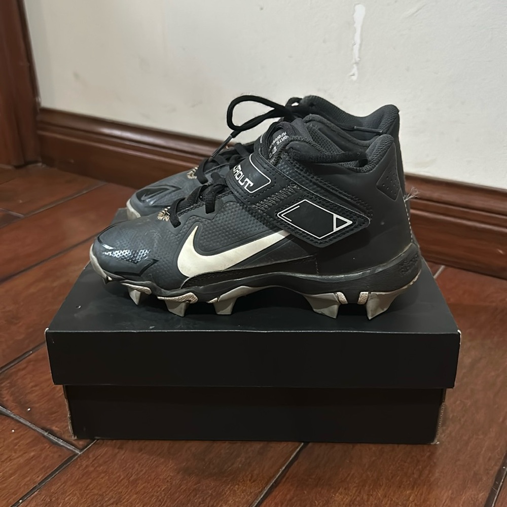 Baseball cleats